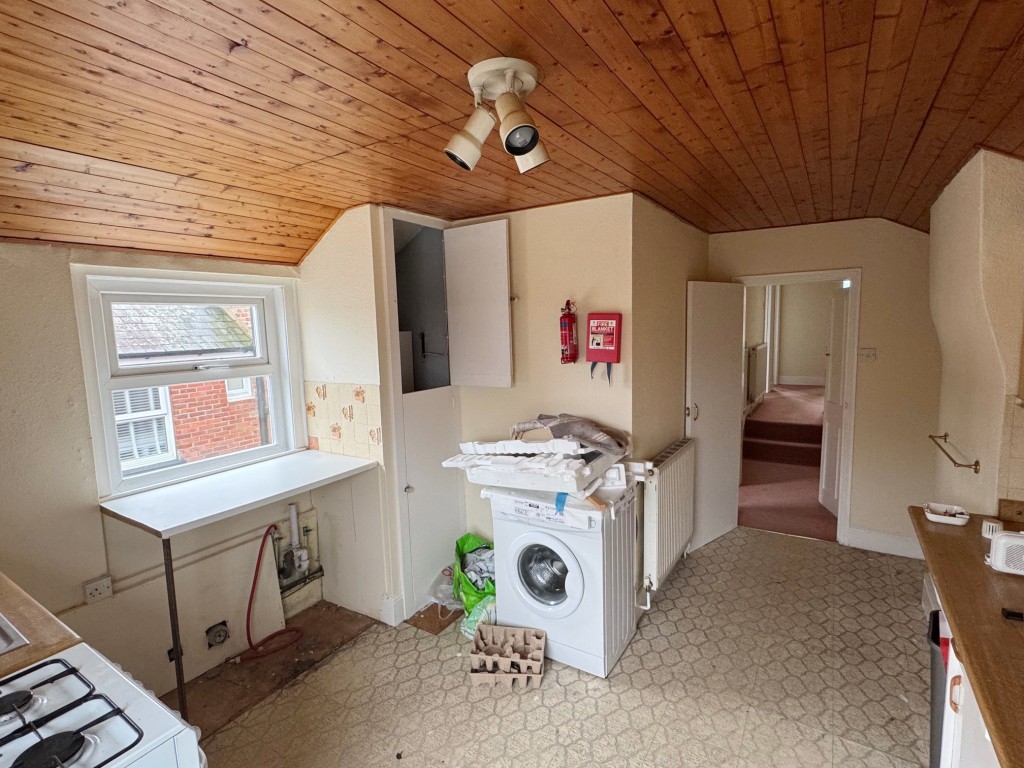 Lot: 165 - TWO-BEDROOM TOWN-CENTRE APARTMENT FOR INVESTMENT OR OCCUPATION - Kitchen/Breakfast Room